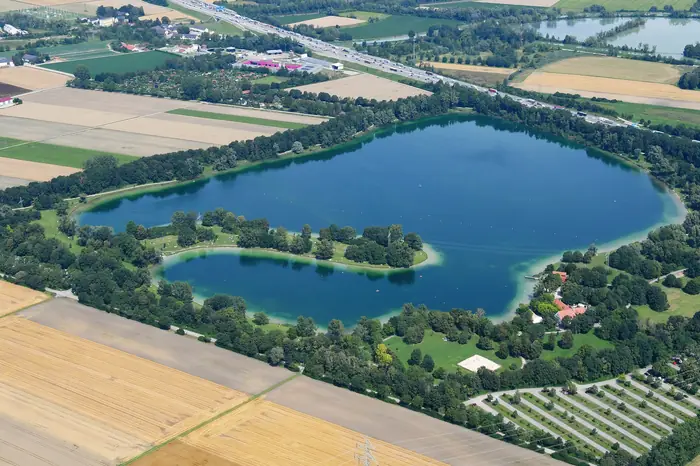 Feringasee aus der Luft, Blick von Süden mit Insel und Liegewiesen