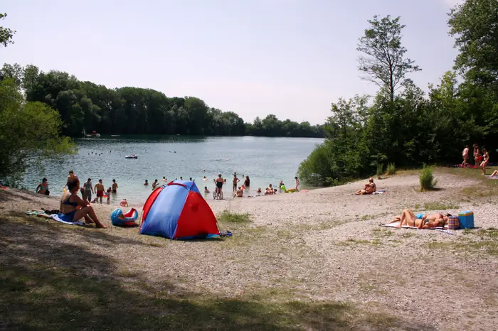 Badegäste am Kiesufer des Langwieder Sees